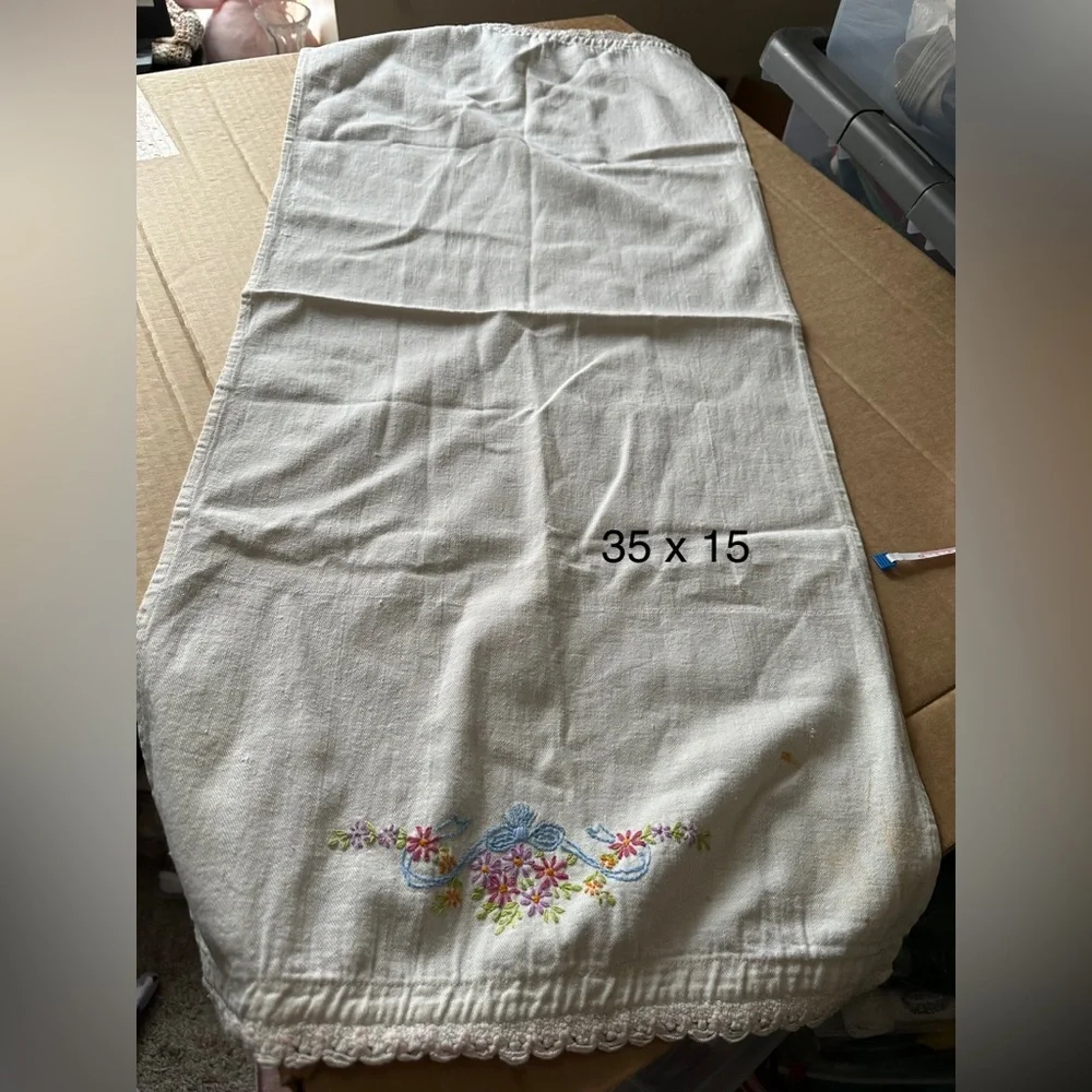 Vintage Linens 8 piece bundle mismatches